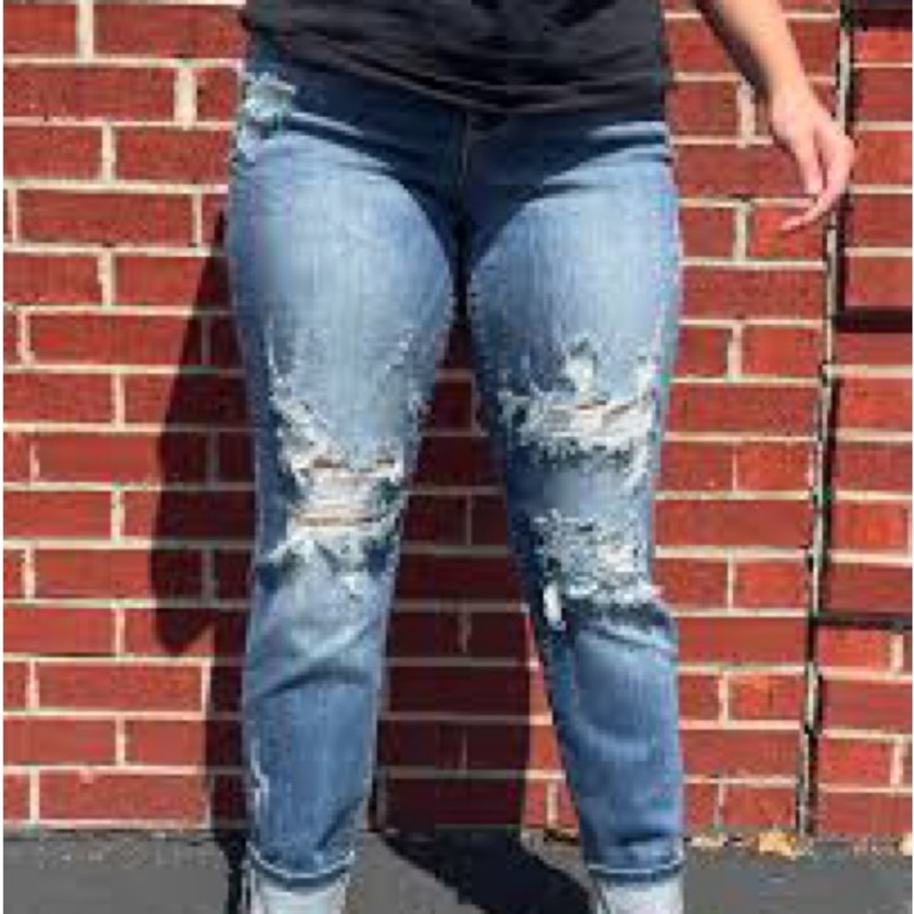 Judy Blue Distressed Boyfriend Jeans in Light Blue